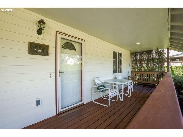 Property Photo:  531 Ash St  OR 97114 