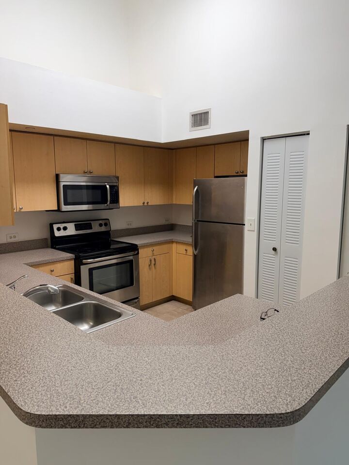 Property Photo:  819 Villa Circle  FL 33435 