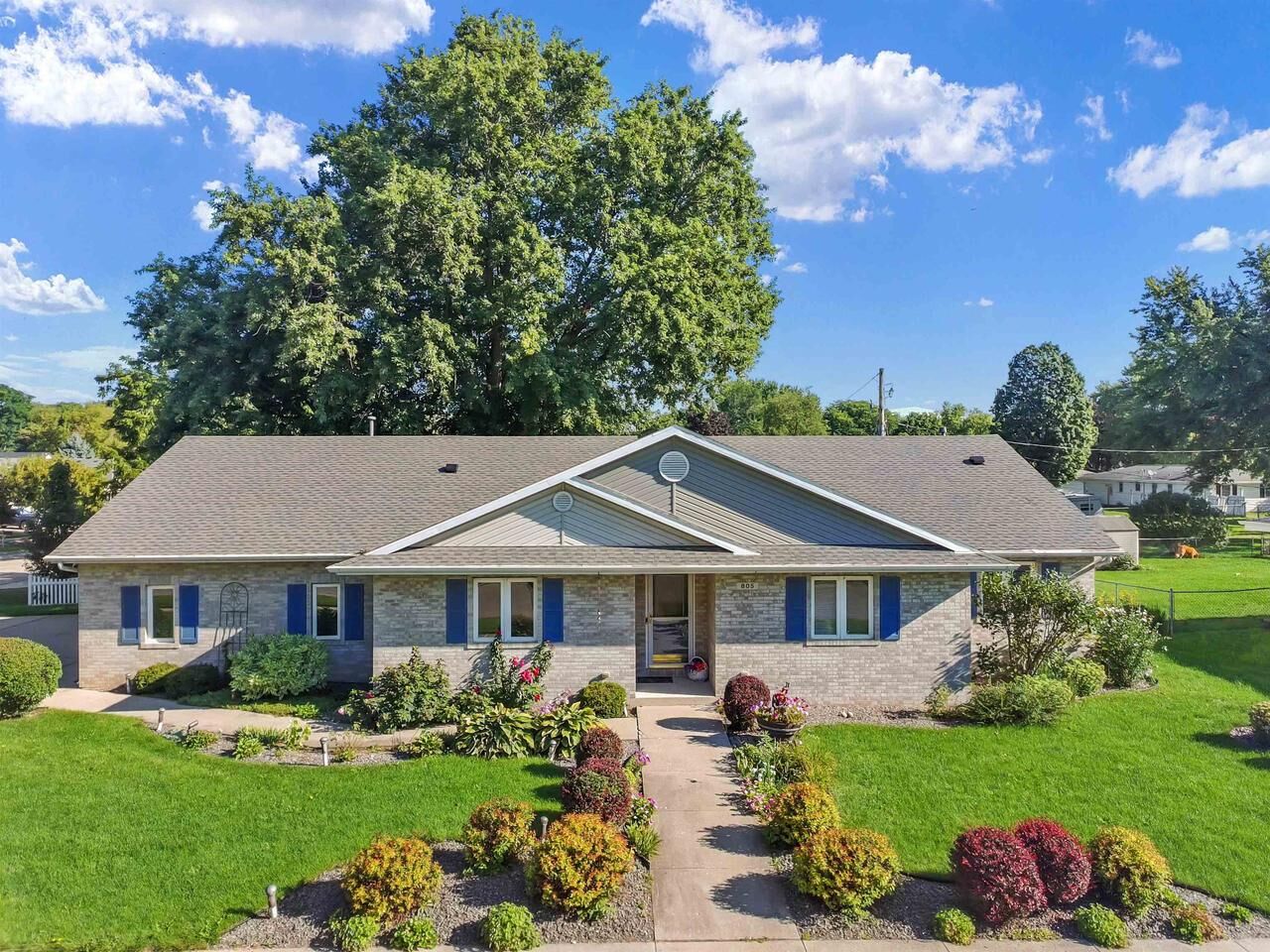Property Photo:  805 Hawthorne Avenue  WI 53545 