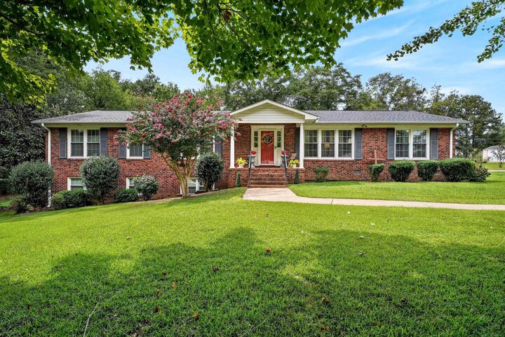 Property Photo: 221 Fernbrook Circle SC 29372