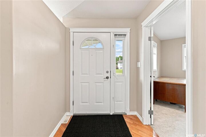 Photo de la propriété:  5012 Central Avenue  SK S0K 4R0 
