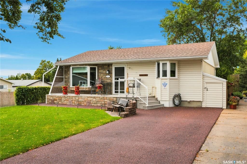 Property Photo:  1001 Mahoney Avenue  SK S7L 3Z2 