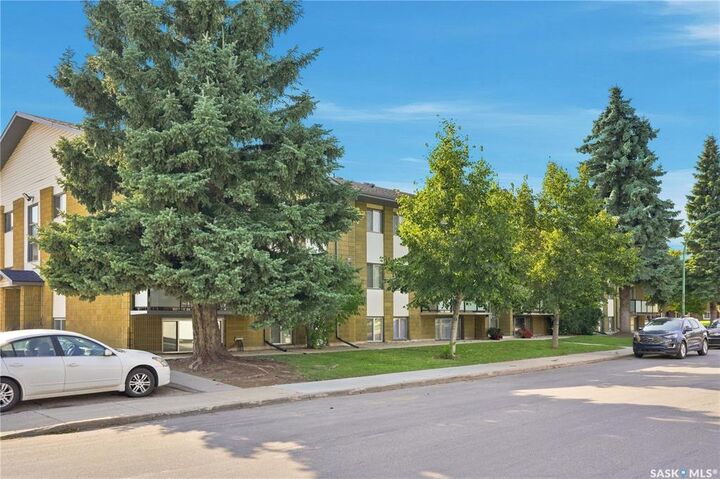 Property Photo:  111 St Lawrence Crescent 2  SK S7K 1G7 