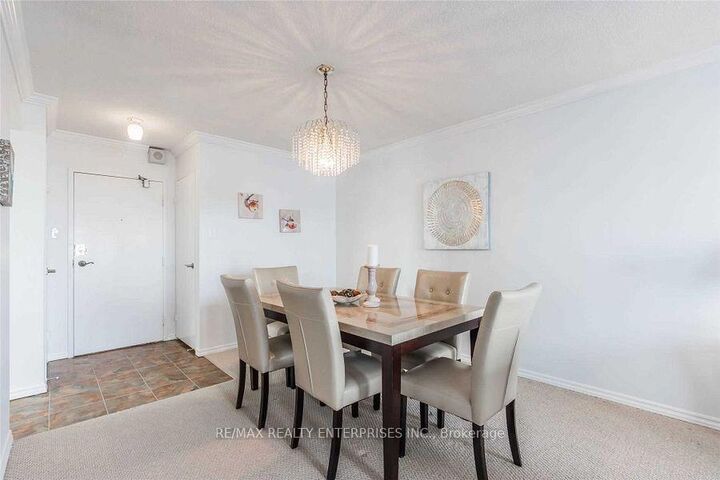 Property Photo:  3100 Kirwin Avenue 2702  ON L5A 3S6 
