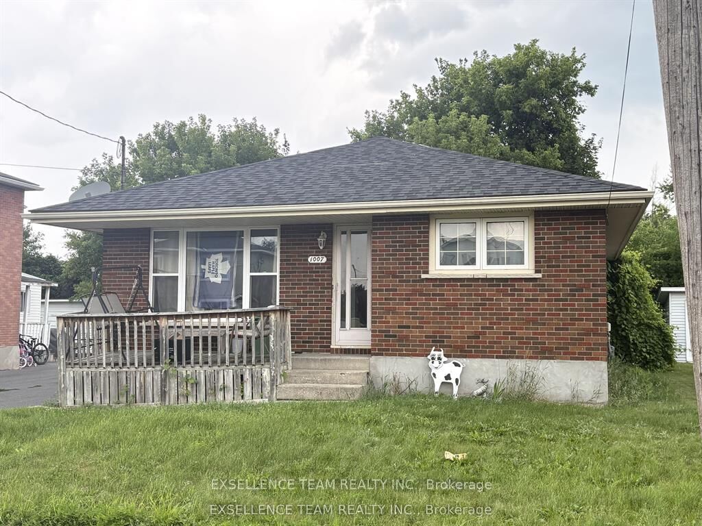 Property Photo:  1007 Grand Avenue  ON K6H 4T3 