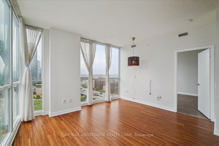 Property Photo:  75 Queens Wharf Road 1901  ON M5V 0J8 