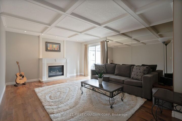 Property Photo:  327 Everglade Crescent  ON N6H 4M7 