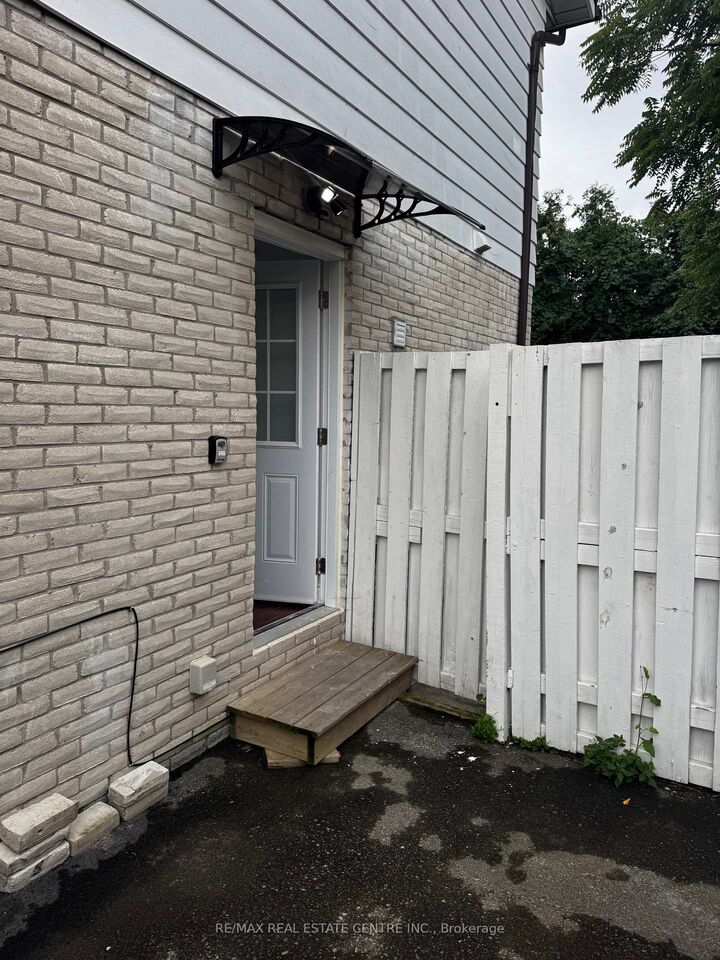 Property Photo:  1025 Blairholm Avenue Lower Level  ON L5C 1G5 