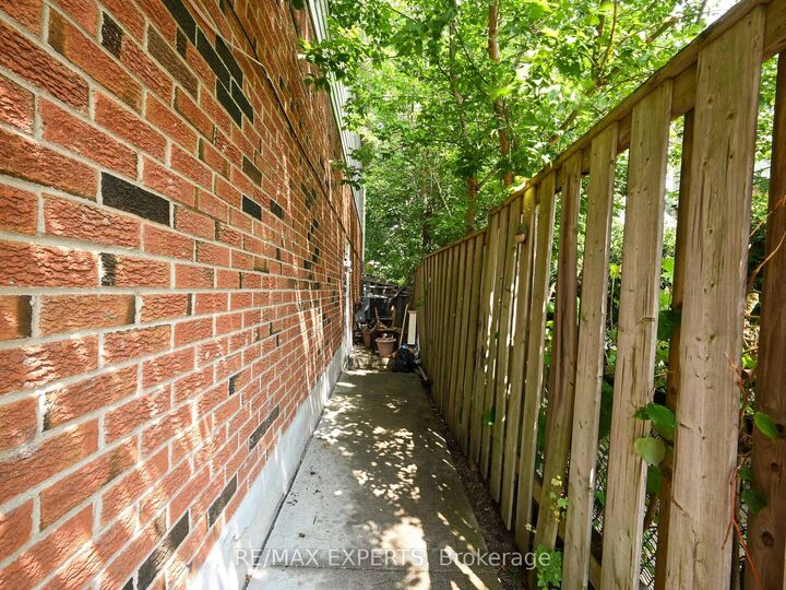 Property Photo:  32 Morton Way  ON L6Y 2R7 