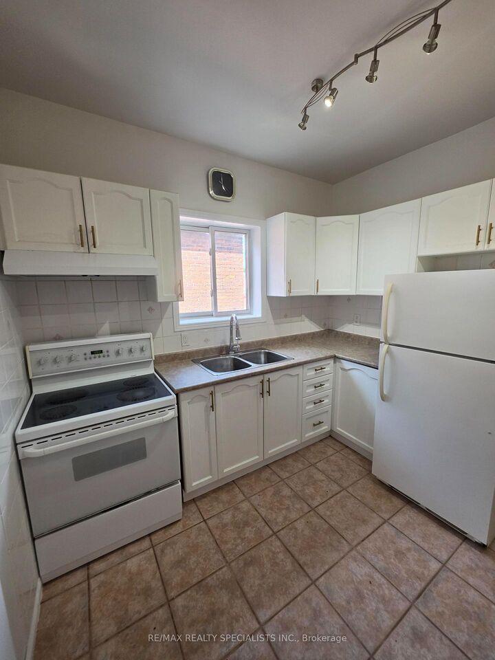 Property Photo:  359 Barton Street E Second Floor  ON L8L 2X8 