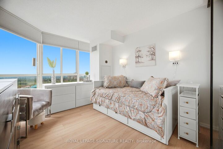 Property Photo:  55 Kingsbridge Garden Circle 2310  ON L5R 1Y1 