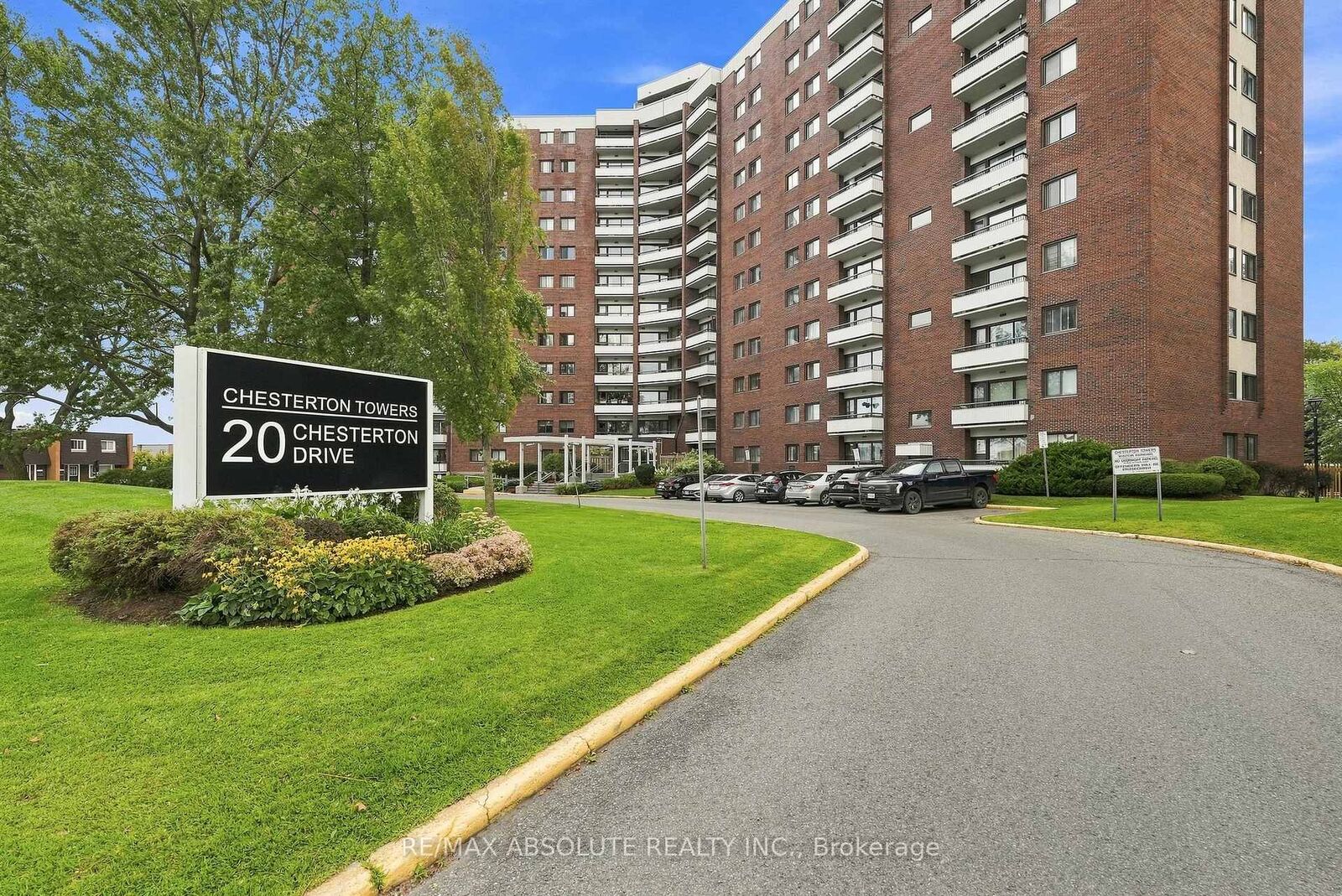Property Photo:  20 Chesterton Drive  ON K2E 6Z7 