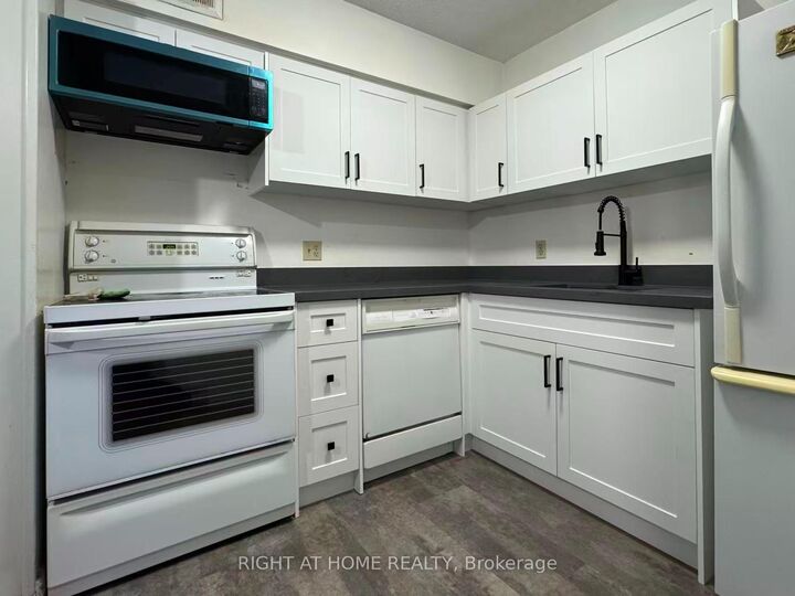 Property Photo:  5 Jacksway Crescent 318  ON N5X 3T6 