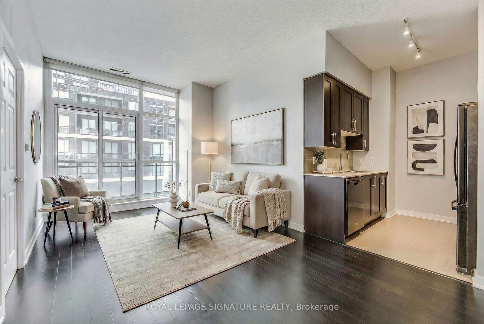 Property Photo:  4070 Confederation Parkway 311  ON L5B 0E9 