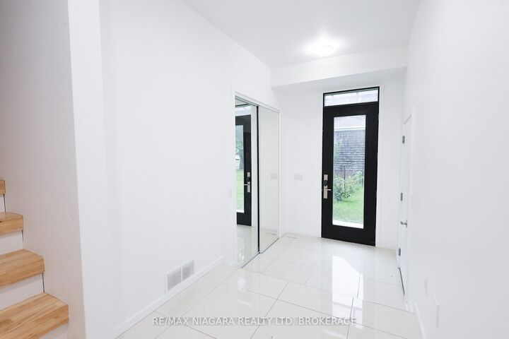 Property Photo:  72 First Street  ON L3B 4R9 