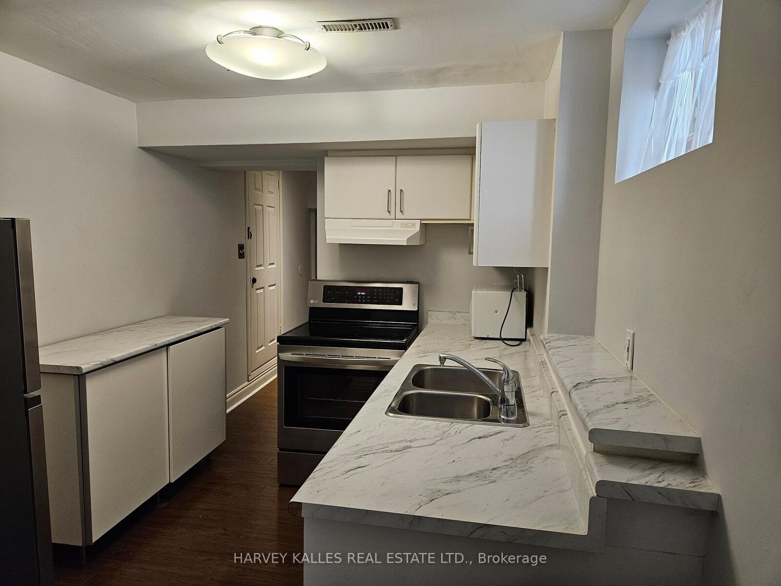 Photo de la propriété: 85 Lanark Avenue Lower ON M6E 2G3