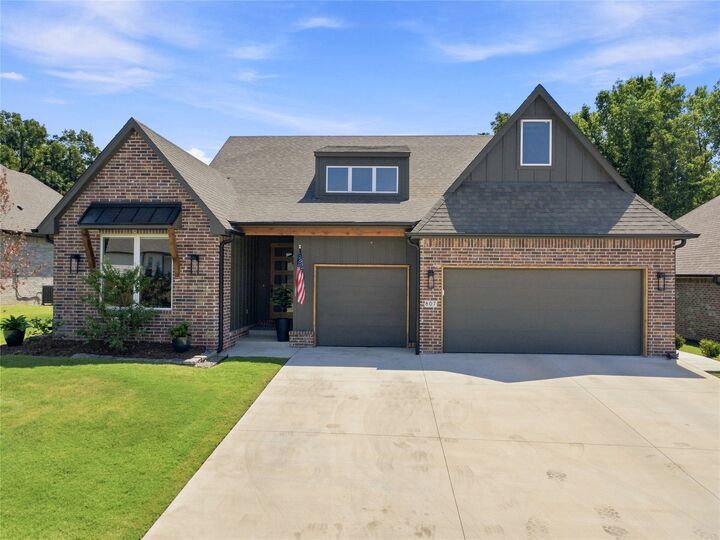 Property Photo:  807 E Jacksonville Street  OK 74012 