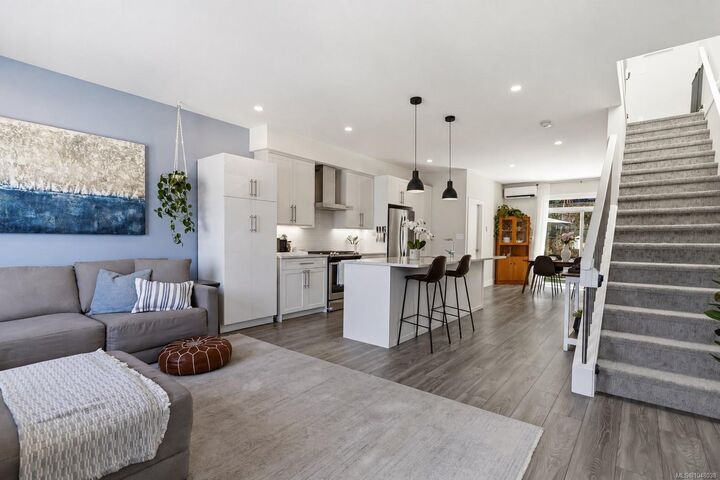 615 Selwyn Close — photo 1