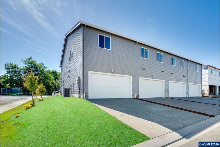 Property Photo: 879 Kirksey St OR 97071