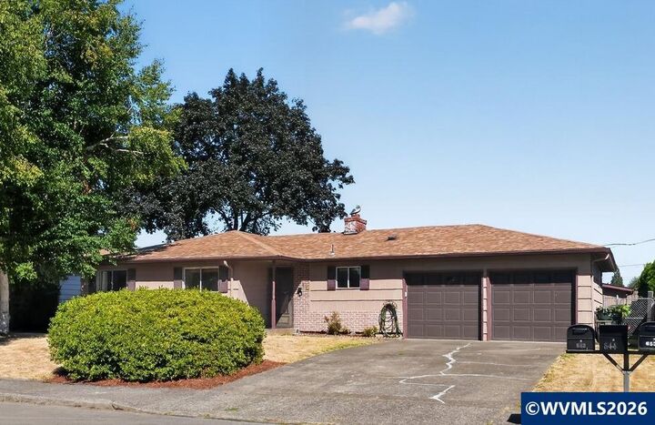 Property Photo:  644 45th Pl SE  OR 97317 