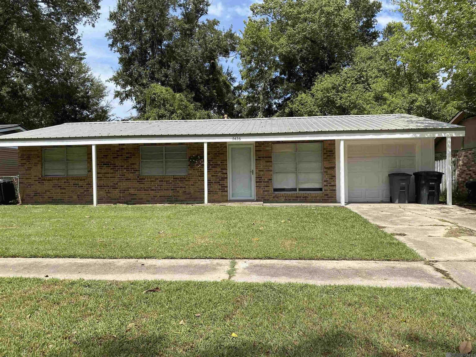 Property Photo: 7426 Meadow Park Ave LA 70810