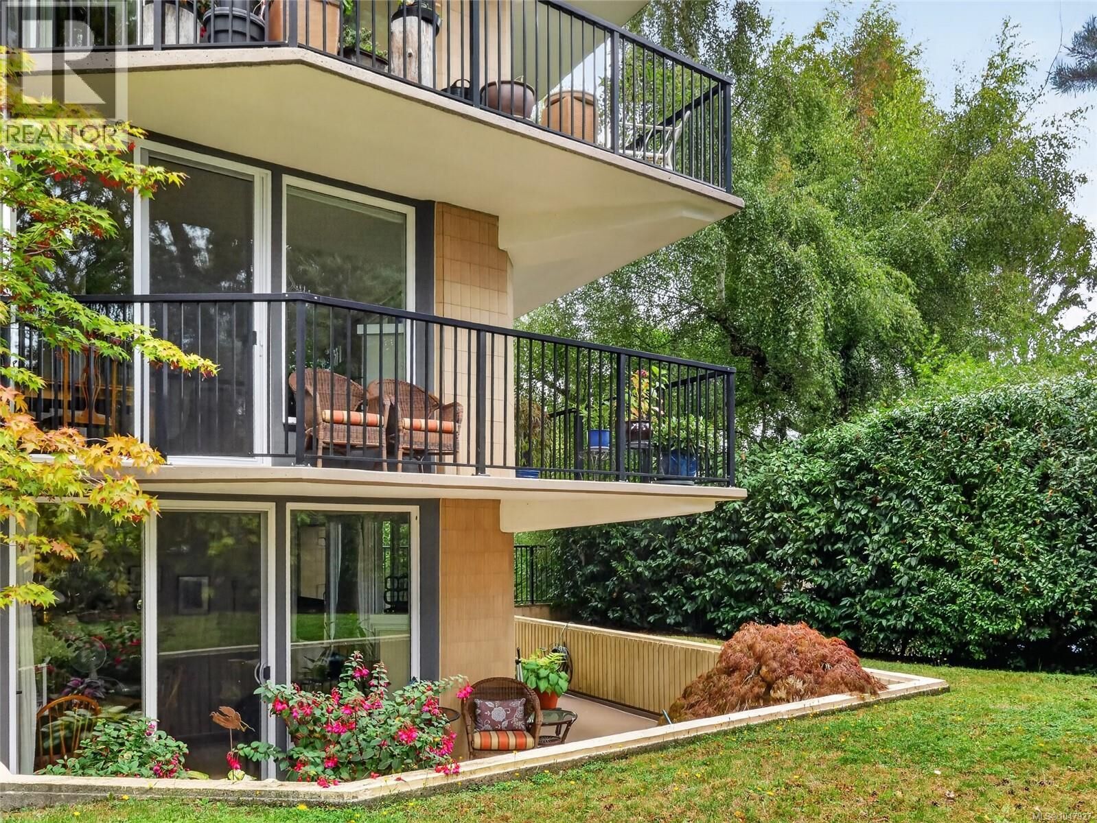 Property Photo:  2210 Cadboro Bay Road 201  BC V8R 5G9 