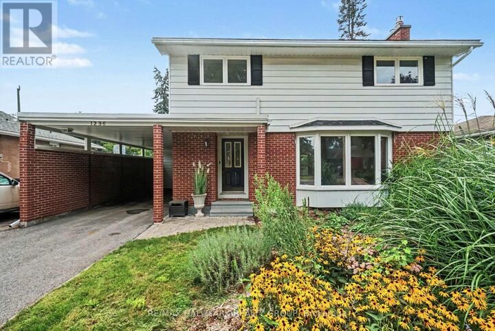 Property Photo: 1236 Amesbrooke Drive ON K2C 2E6