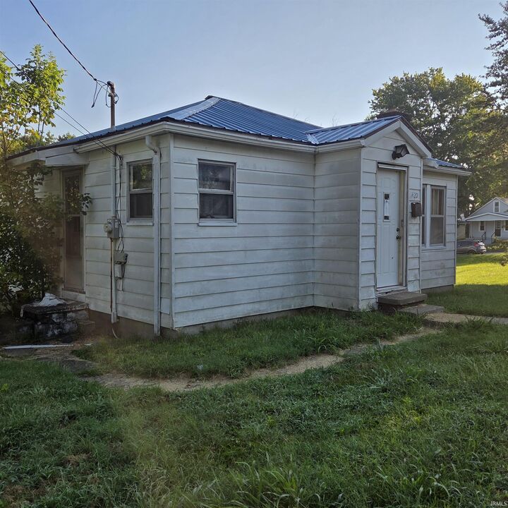 Property Photo:  1420 Franklin Street  IN 47586 