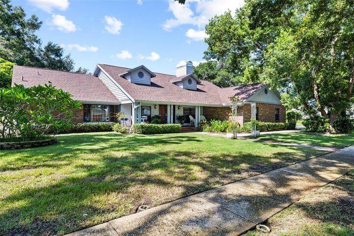 Property Photo: 2707 Westchester Drive N FL 33761