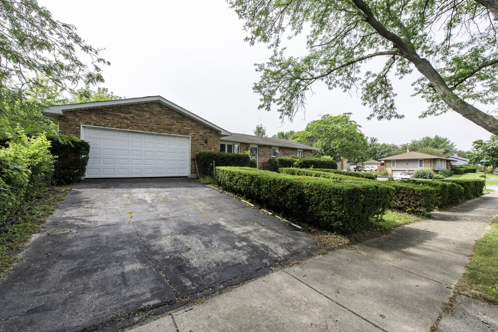 Property Photo:  2715 Hyde Park Avenue  IL 60085 