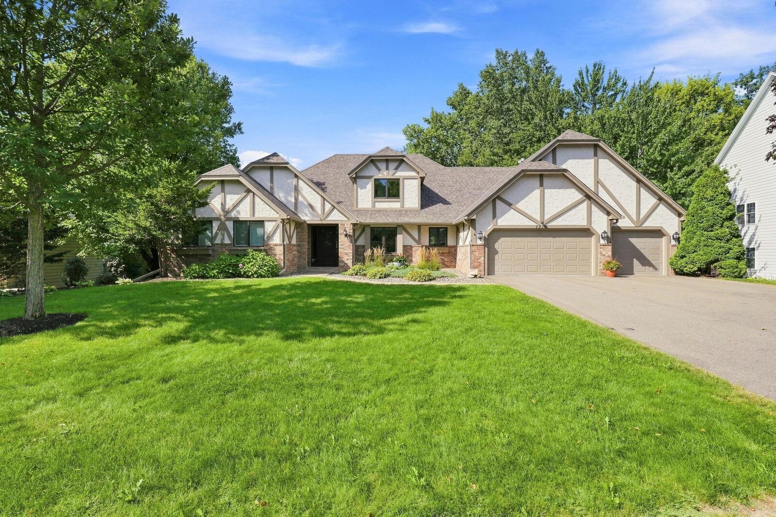 Property Photo:  1316 Summit Oaks Drive  MN 55337 