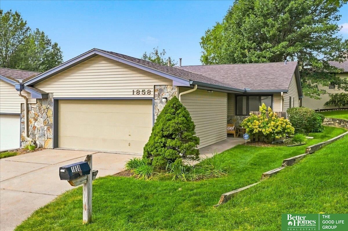 Property Photo:  1858 N 94th Plaza  NE 68114 
