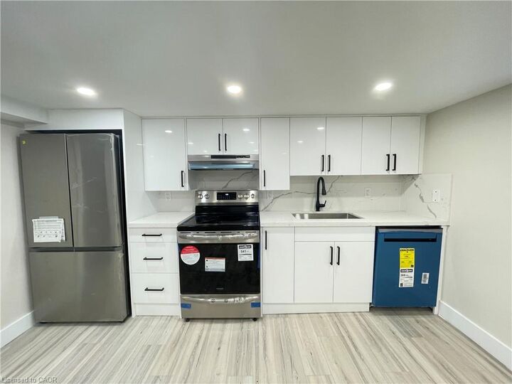 Property Photo:  264 Thayer Avenue Lower  ON L9A 1J7 