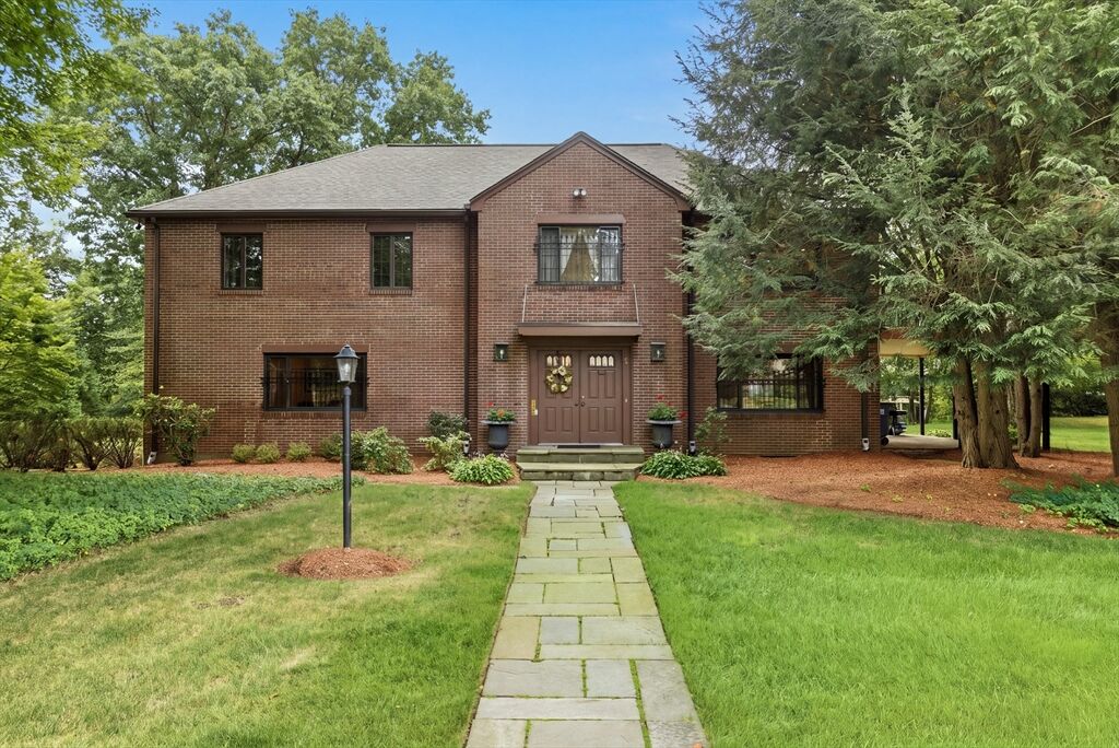 Property Photo: 5 Rollingwood Dr MA 01609