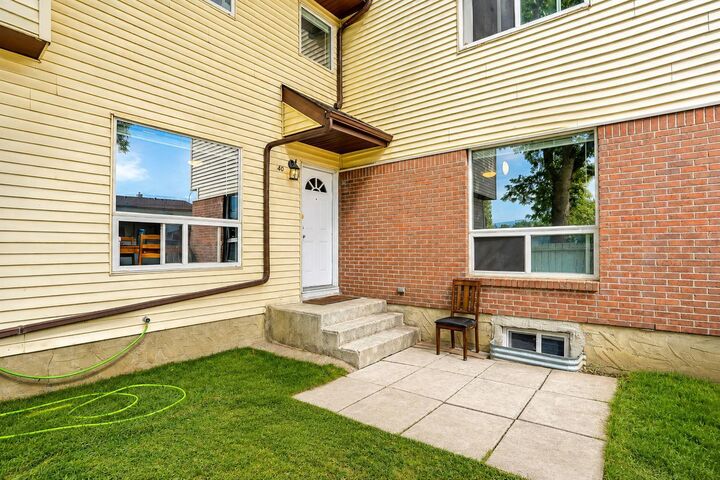 Property Photo:  32 Whitnel Court NE 40  AB T1Y 5E3 