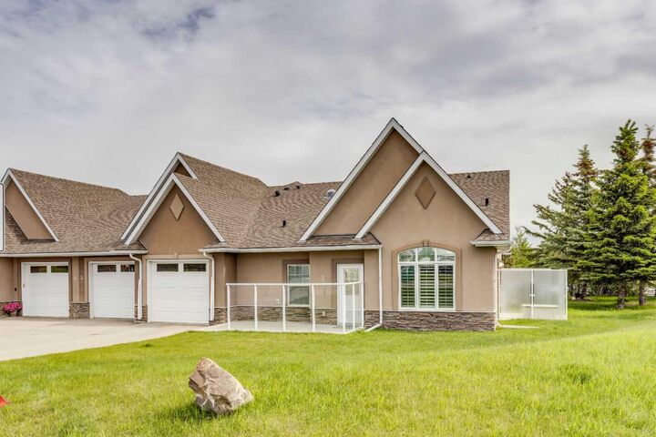 Property Photo: 20 River Heights View 2 AB T4C 0M9
