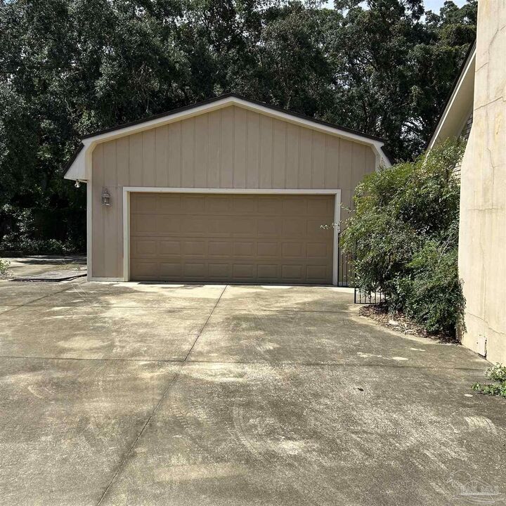 Property Photo: 817 Bay Cliffs Rd FL 32561