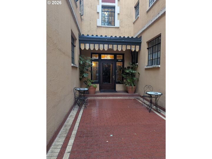 Property Photo: 2829 SE Belmont St 305 OR 97214