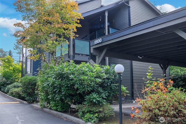 Property Photo:  1800 N 105th Street 9-201  WA 98133 