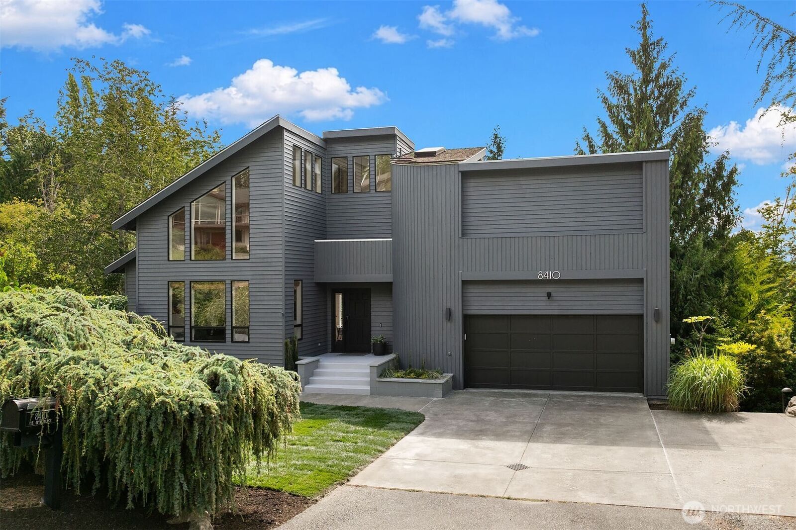 Property Photo:  8410 SE 47th Place  WA 98040 