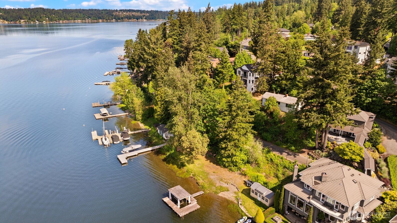Property Photo:  3027 E Lake Sammamish Parkway SE  WA 98075 