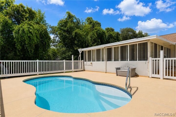 Property Photo:  1294 E Cleveland Street  FL 34442 