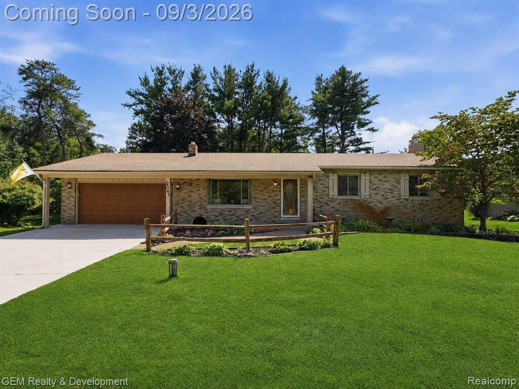 Property Photo:  2067 Glen Iris Drive  MI 48382 