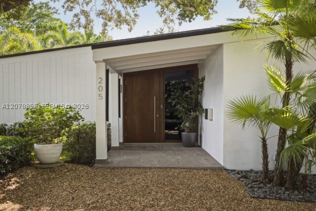 Property Photo:  205 S Shore Dr S  FL 33133 