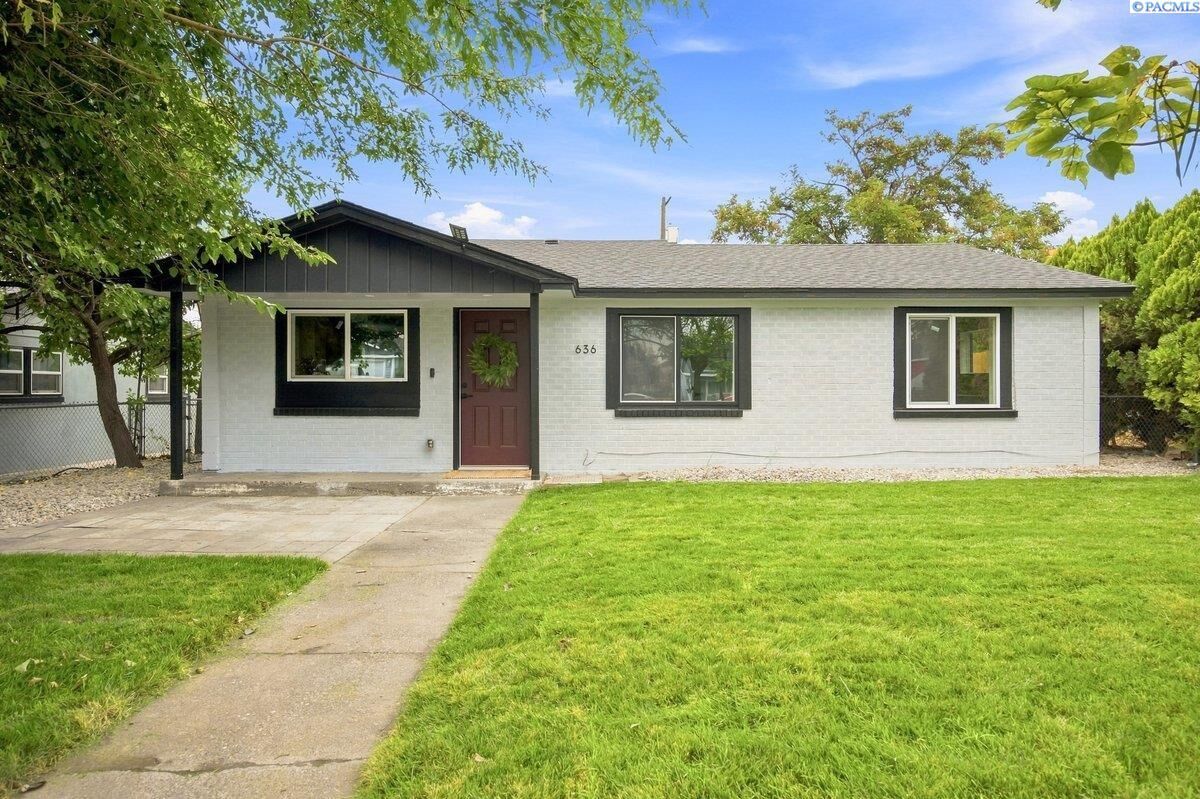 Property Photo: 636 S Sycamore Ave WA 99301
