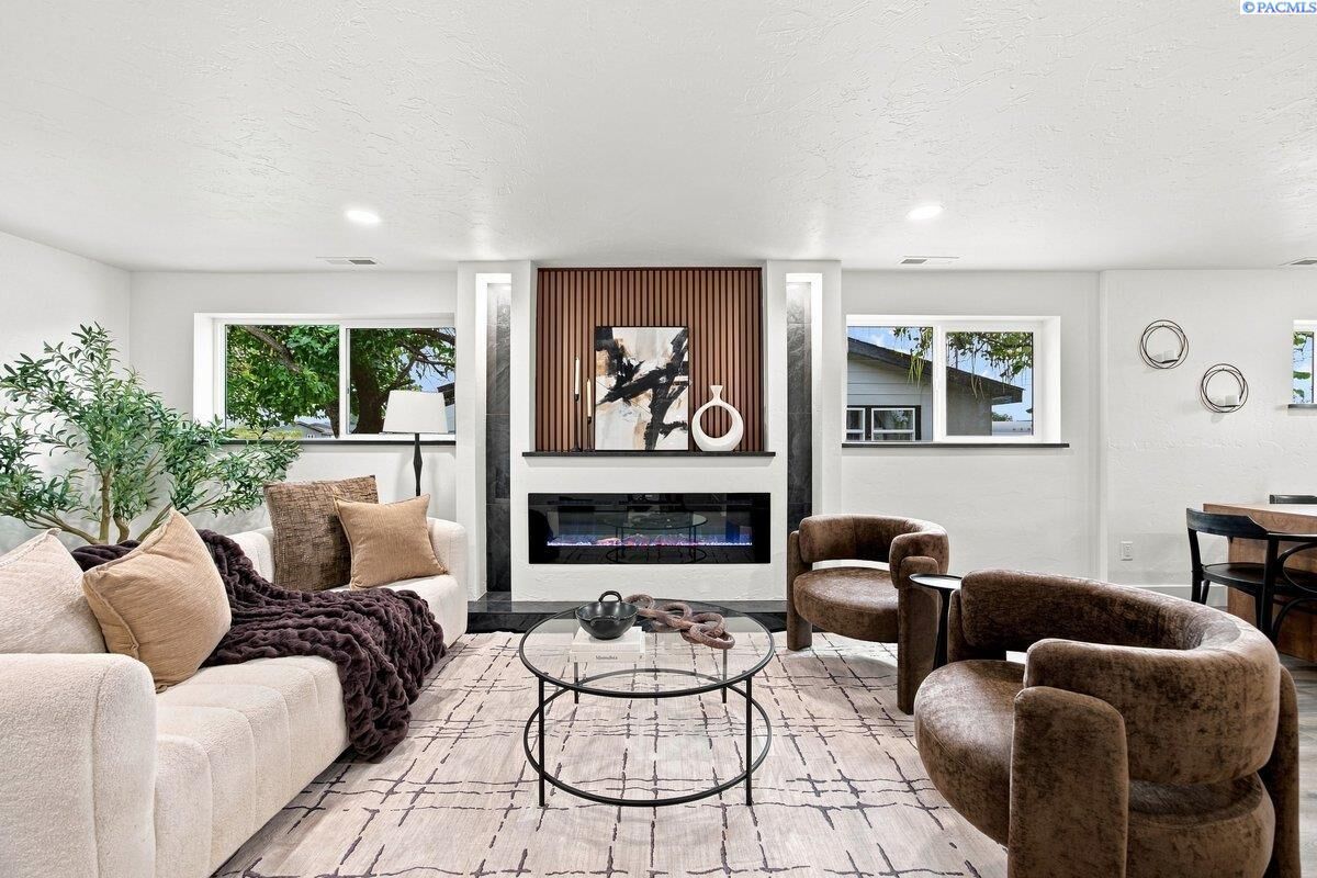 Property Photo: 636 S Sycamore Ave WA 99301