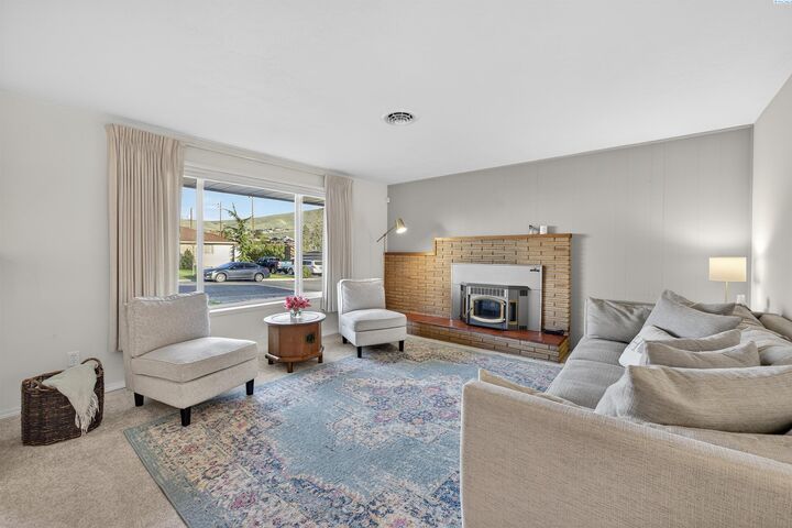 Property Photo:  935 Parkside Dr  WA 99350 