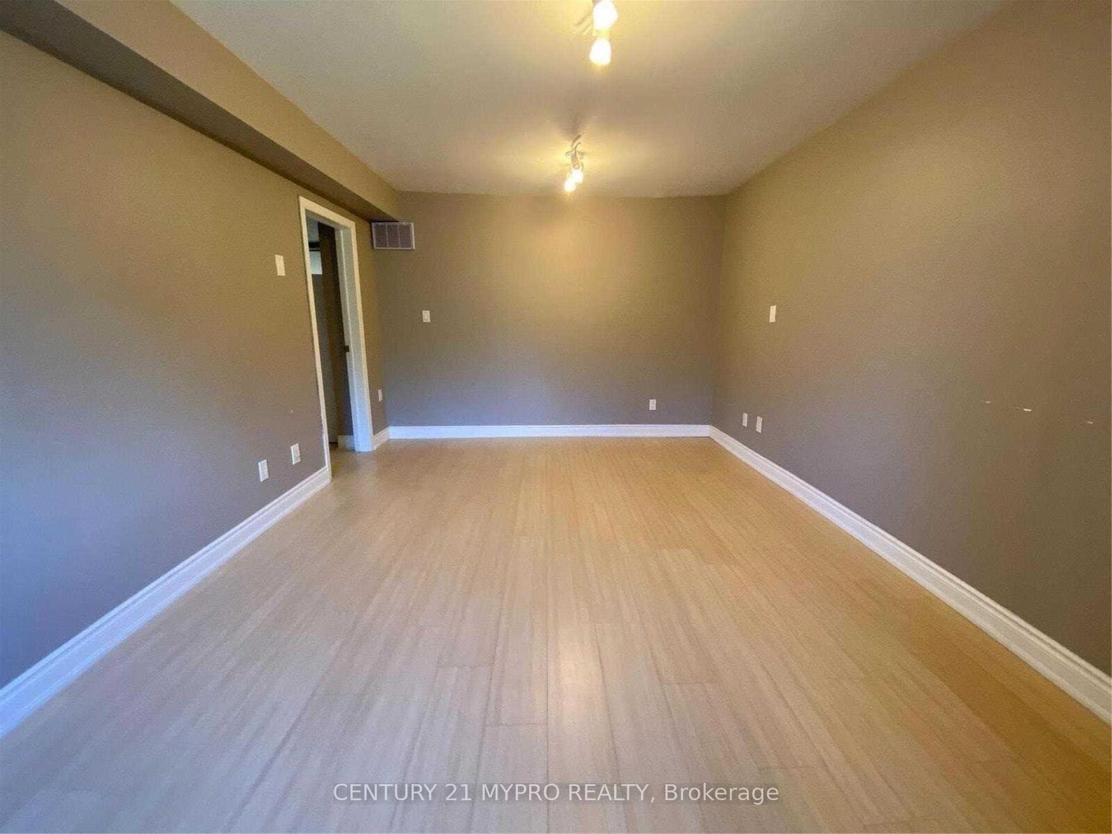 Property Photo:  16 North Hills Terrace Lower  ON M3C 1M6 