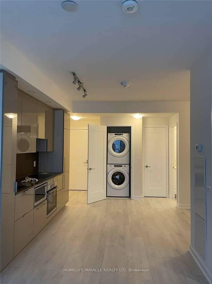 Property Photo:  28 Freeland Street 4303  ON M5E 0E3 