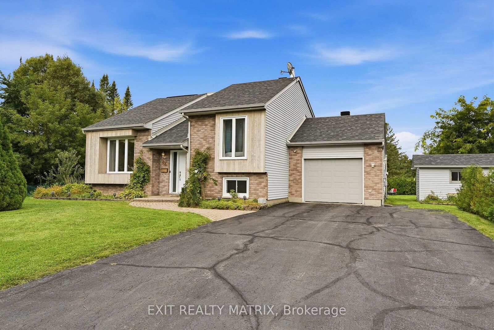 Property Photo: 44 Ste Therese Boulevard ON K0A 1W0